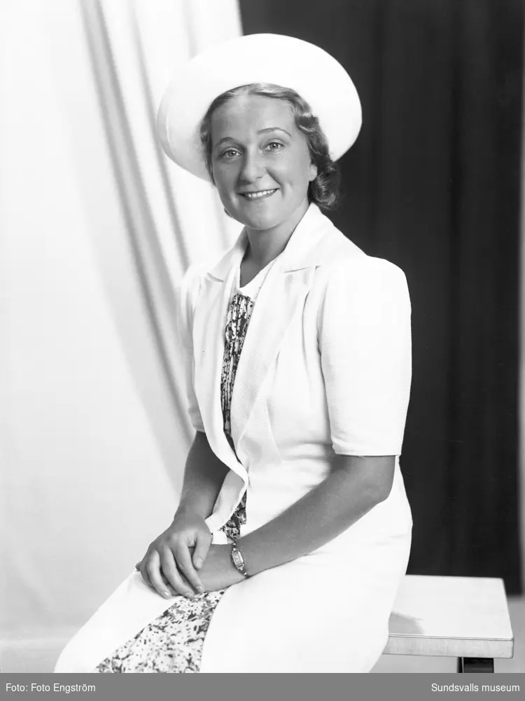 Porträttserie på Hjördis Schymberg (1909-2008), operasångerska. Hon växte upp i Gustavsberg på Alnön.  Hon debuterade som operasångerska 1934 och var fram till sin pensionering 1959 Kungliga Operans ledande lyriska sopran och koloratursopran. Därefter fortsatte Schymberg med olika gästspel fram till 1968.