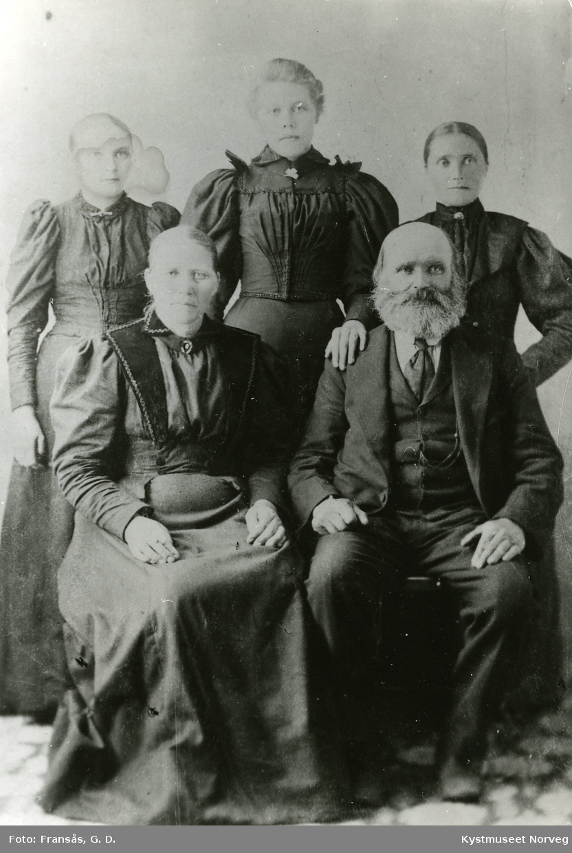 Familien Hanna og Nils med Hannas døtre Ingeborg Teodora, Jette Helmine og Bergitte Isaksen