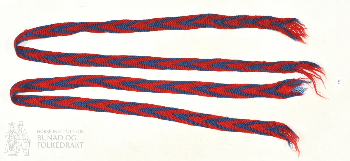 Fingra sokkeband i blått og rødt tre-tråders ullgarn.