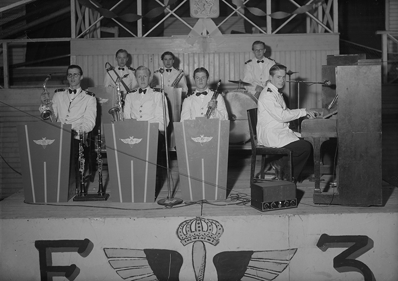 Musikkårens dansorkester på F 3 Östgöta flygflottilj, 1944. Grupporträtt på scen.