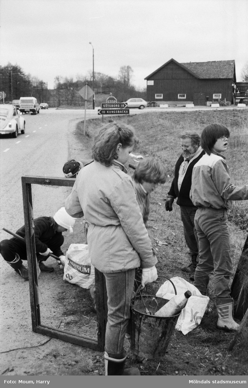 Annestorpsdalens scoutkår städar i Lindome centrum med angränsande områden, år 1985.

För mer information om bilden se under tilläggsinformation.