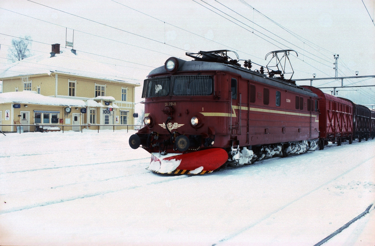 NSB elektrisk lokomotiv El 11 2148 på Roa stasjon med godstog 5165 (Alnabru - Roa) en vinterdag.