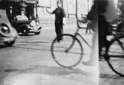 En politikonstabel dirigerer trafikken. Fra en gate i London