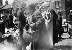 Klara Thams sammen med to venninner på et loppemarked i Lond