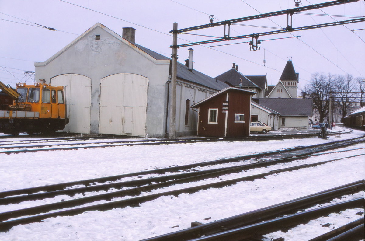 Lokomotivstall og vognvekt Halden stasjon. Vognvekten ble demontert 1990 og bevart av Norsk Jernbanemuseum. Levert av Pooley, H. & Son i 1878. Byggenr. 5925.
