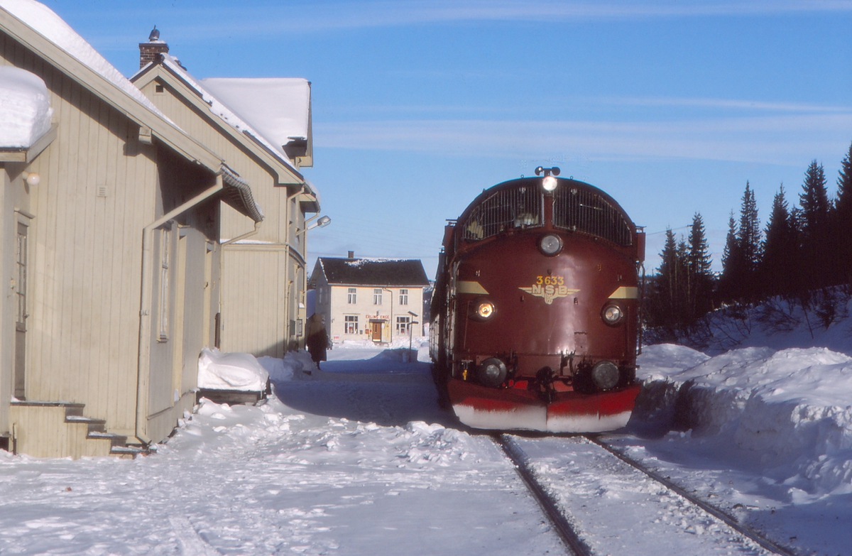 Tonsåsen stasjon med persontog 281 (Oslo S - Fagernes). NSB dieselelektrisk lokomotiv Di 3 633.