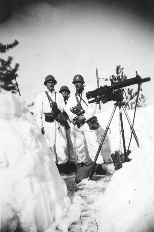 Soldater fra 1. Gardekompani i stilling ved Elverum jernbanestasjon med Colt-mitraljøse på luftvernstativ.