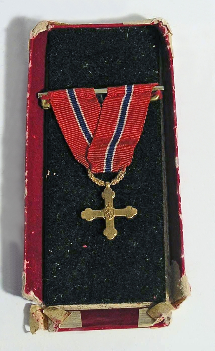 Kors med riksvåpen i midten og krans over.