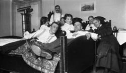 Fotoarkivet etter Gunnar Knudsen. Et festlig familieportrett