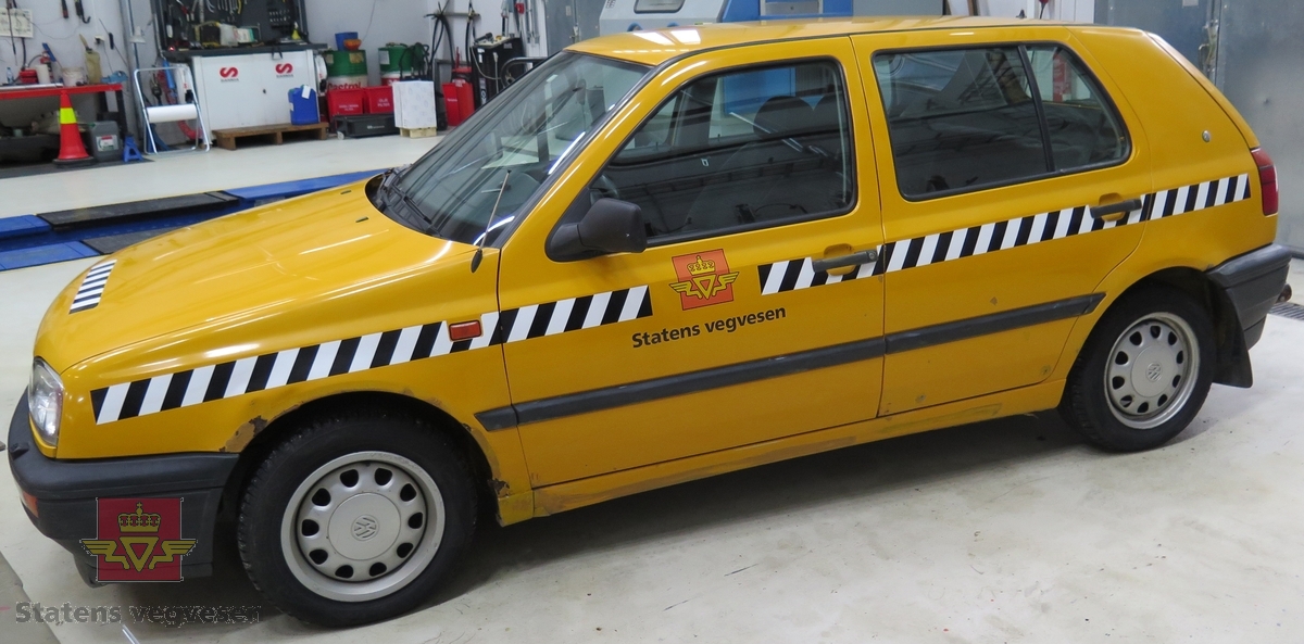 Golf GL TDI. 5 dørs personbil, to-akslet med 4 hjul, framhjulsdrift. Bilen har en 4-sylindret dieseldrevet turbomotor, (vannavkjølt), som yter 90 Hk-PSI (66 kW). Motorvolumet er 1896 kubikkcentimeter. Hengerfeste og ekstra henger kontakt beregnet på friksjonsmåler. Bilen er gul, med SVV logo og profileringsstriper i svart, rødt og hvitt. Bilen har merking fra produsent, forhandler og SVV.