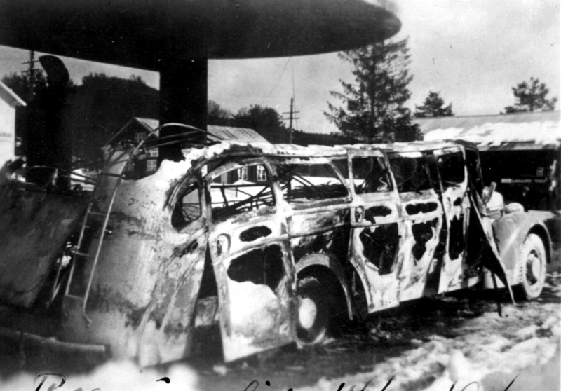 Regjeringens utbrente buss i Nybergsund etter bombingen 11. april 1940.
