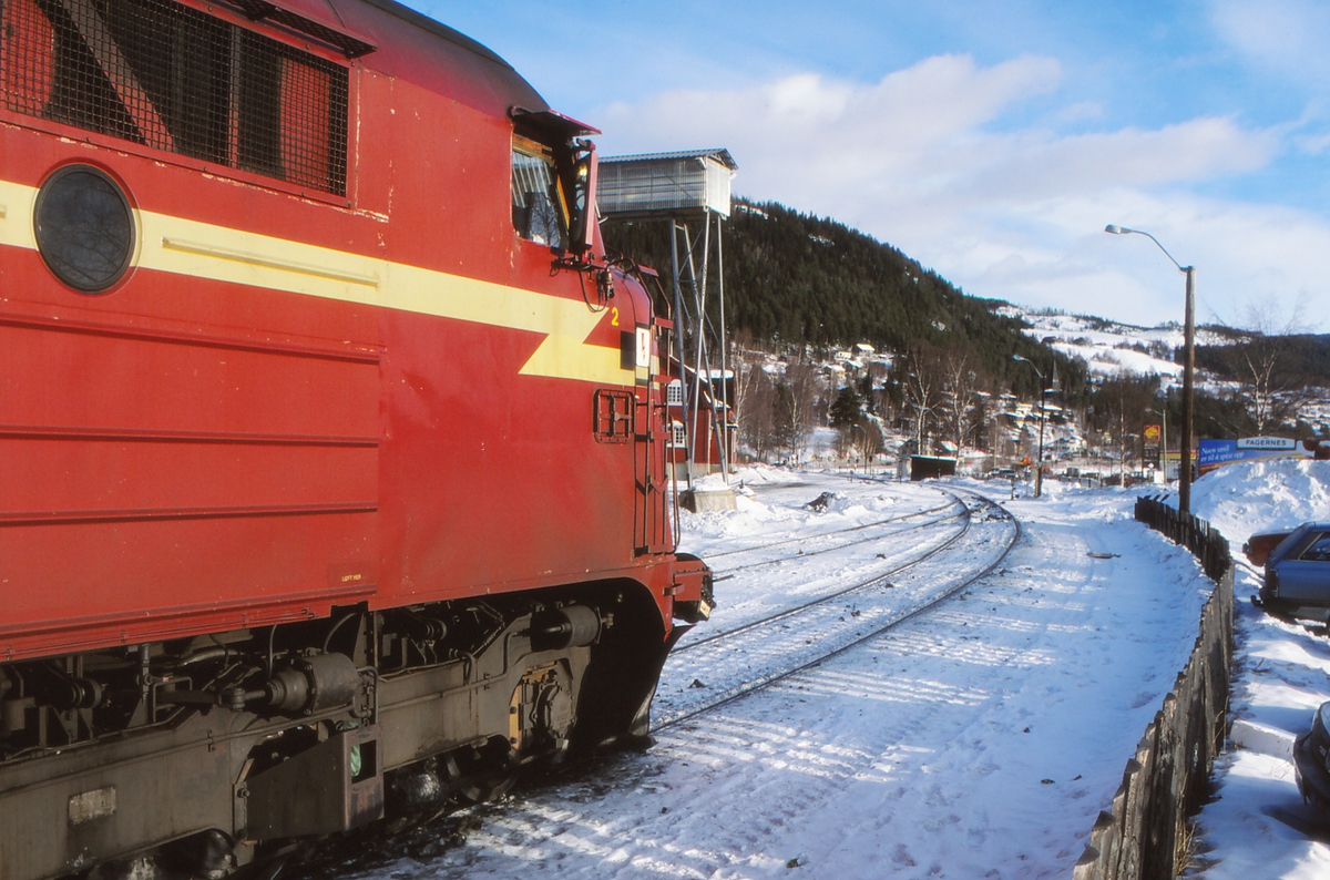 Tog til Oslo S klar til avgang på Fagernes stasjon med dieselelektrisk lokomotiv Di 3 633.