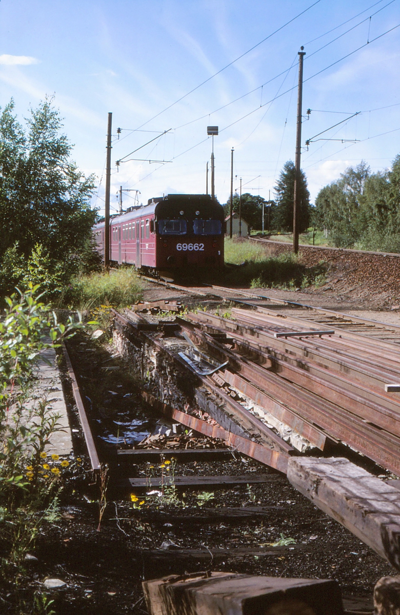 Rester av smøregrav og lokomotivstall på Jaren stasjon. Motorvognsett type 69D hensatt på Røykenviksporet. Styrevogn BS 69 662.