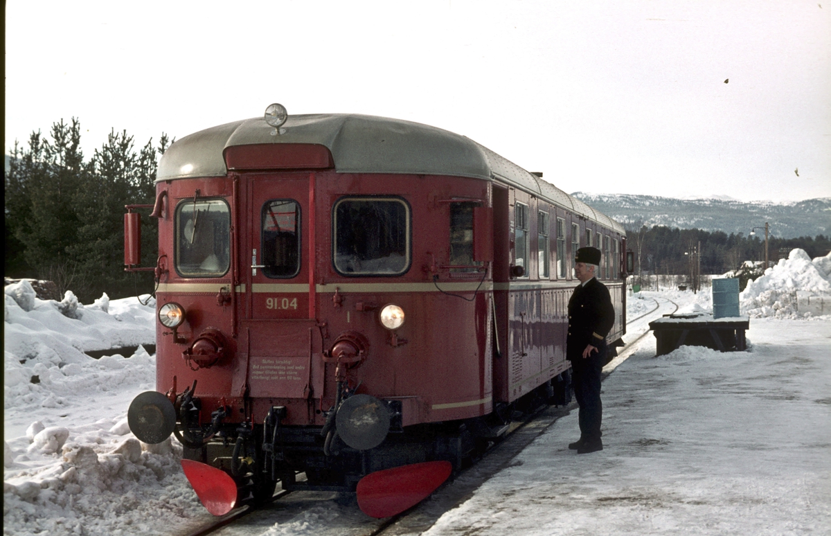 Togekspeditøren på Flesberg stasjon slår av en prat med lokomotivføreren på toget til Kongsberg. NSB diesemotorvogn BM 91 04. Numedalsbanen, Numedal.