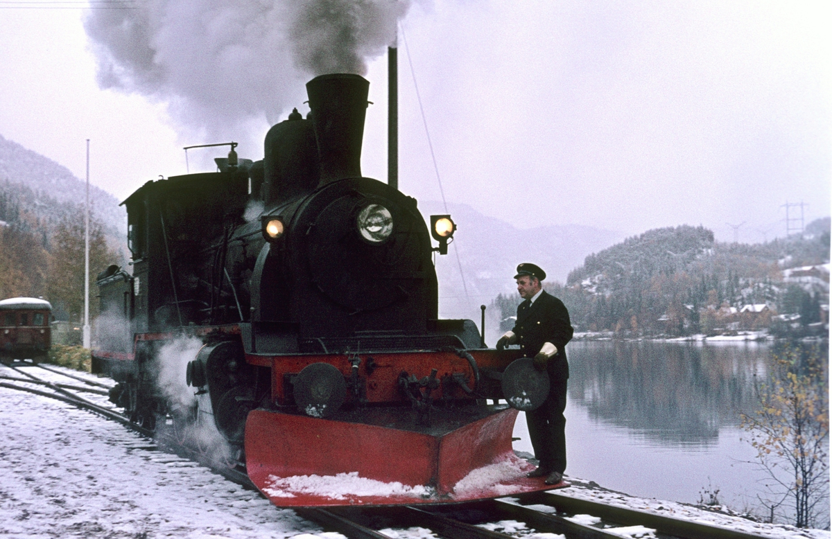 Damplok 21b 252 skiftes rundt togstammen på Rødberg stasjon. Veterantog Drammen - Rødberg. Sporskifter (utvendig stasjonsbetjent) står på plogen.