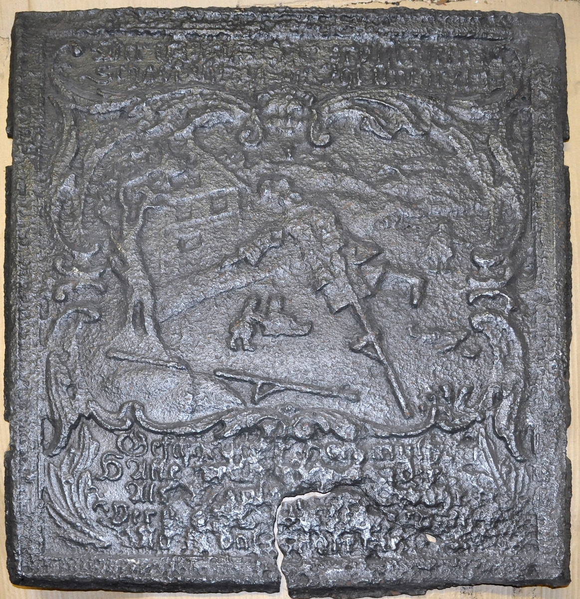 Fra protokollen (R. Berge):
Omn i ei høgd (botnplate vantar) med støypemynster i barok. Bakplata hev øvst denne innskrifti: "Alles thut in Jesu Nahm" "und so reths(?) drauf ein glaube Amen". 
Under denne ein stor sjaubladd blom, i kvart krunblad ordet: IESVS, i blomcentrum bokstavane A.M.E.N. Under blomen ymse motiv. Under desse att innskrifti: "Jesu beistand in der (Arbeit Jeder tag sein) Arbeit hat die uns mühel(?) früh und spät soll sie men von statten(?) gehen So müss Jesus bei dir stehen."
ST Anno (Jahr)  MT 1668 (Aarst. utydelegt).
Framstamnen som bakstamnen, men vantar alt som er nedanfor blomen.
Langsidune hev eit stort landskap, med ein islagd kanal(?), der ein mann gjeng paa (is)styltrur; han hev mist den eine og held paa aa dette i koll. Bak honom paa isen ser ein folk skuvar kvarandre paa kjolke. Bak kanalen landskap. Ikring bilætet er ei raame av baroksveivar. Yvi raama er ei innskrift, som luar: "Wer will närsisch(?) grösser sein Schadt ihm (je?) ... legt umehr ein."
Under bilætet au tysk innskrift, men støypingi er paa baae platune so utydeleg at ein fær kje samanheng i ho. 
Hyrneskinune vantar.