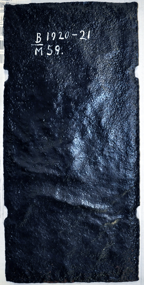 Fra protokollen (R. Berge):
Omn i ei høgd (botnplate vantar) med støypemynster i barok. Bakplata hev øvst denne innskrifti: "Alles thut in Jesu Nahm" "und so reths(?) drauf ein glaube Amen". 
Under denne ein stor sjaubladd blom, i kvart krunblad ordet: IESVS, i blomcentrum bokstavane A.M.E.N. Under blomen ymse motiv. Under desse att innskrifti: "Jesu beistand in der (Arbeit Jeder tag sein) Arbeit hat die uns mühel(?) früh und spät soll sie men von statten(?) gehen So müss Jesus bei dir stehen."
ST Anno (Jahr)  MT 1668 (Aarst. utydelegt).
Framstamnen som bakstamnen, men vantar alt som er nedanfor blomen.
Langsidune hev eit stort landskap, med ein islagd kanal(?), der ein mann gjeng paa (is)styltrur; han hev mist den eine og held paa aa dette i koll. Bak honom paa isen ser ein folk skuvar kvarandre paa kjolke. Bak kanalen landskap. Ikring bilætet er ei raame av baroksveivar. Yvi raama er ei innskrift, som luar: "Wer will närsisch(?) grösser sein Schadt ihm (je?) ... legt umehr ein."
Under bilætet au tysk innskrift, men støypingi er paa baae platune so utydeleg at ein fær kje samanheng i ho. 
Hyrneskinune vantar.