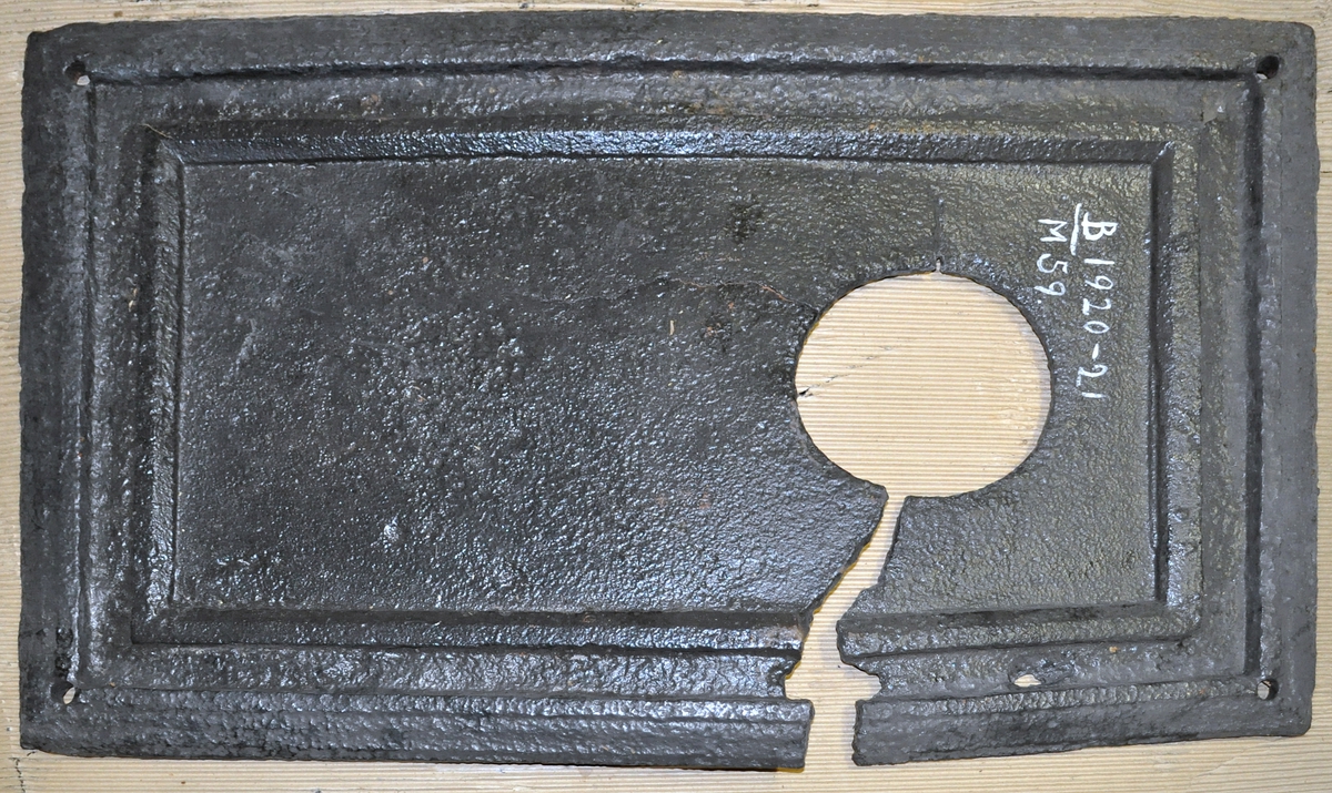 Fra protokollen (R. Berge):
Omn i ei høgd (botnplate vantar) med støypemynster i barok. Bakplata hev øvst denne innskrifti: "Alles thut in Jesu Nahm" "und so reths(?) drauf ein glaube Amen". 
Under denne ein stor sjaubladd blom, i kvart krunblad ordet: IESVS, i blomcentrum bokstavane A.M.E.N. Under blomen ymse motiv. Under desse att innskrifti: "Jesu beistand in der (Arbeit Jeder tag sein) Arbeit hat die uns mühel(?) früh und spät soll sie men von statten(?) gehen So müss Jesus bei dir stehen."
ST Anno (Jahr)  MT 1668 (Aarst. utydelegt).
Framstamnen som bakstamnen, men vantar alt som er nedanfor blomen.
Langsidune hev eit stort landskap, med ein islagd kanal(?), der ein mann gjeng paa (is)styltrur; han hev mist den eine og held paa aa dette i koll. Bak honom paa isen ser ein folk skuvar kvarandre paa kjolke. Bak kanalen landskap. Ikring bilætet er ei raame av baroksveivar. Yvi raama er ei innskrift, som luar: "Wer will närsisch(?) grösser sein Schadt ihm (je?) ... legt umehr ein."
Under bilætet au tysk innskrift, men støypingi er paa baae platune so utydeleg at ein fær kje samanheng i ho. 
Hyrneskinune vantar.