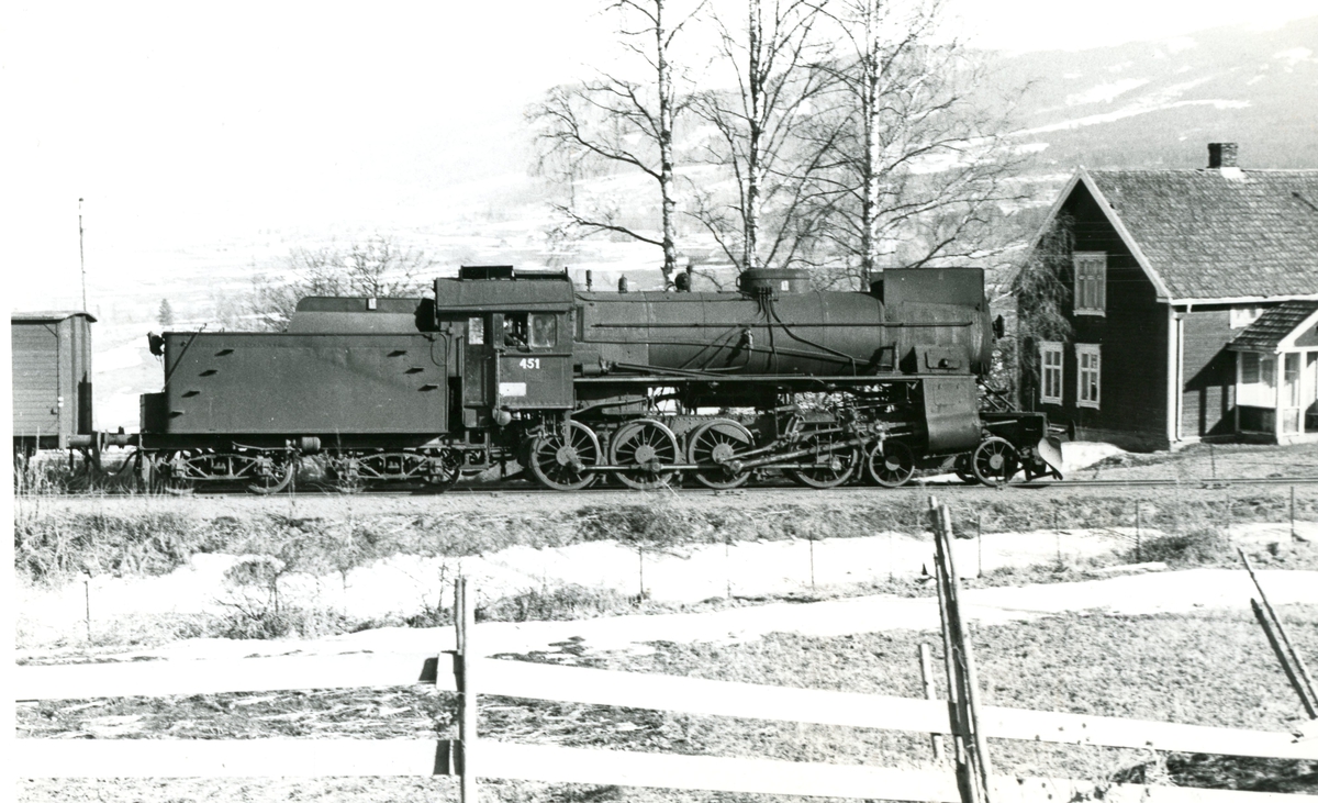 Damplokomotiv type 31b nr. 451 med godstog fra Skreia til Eina