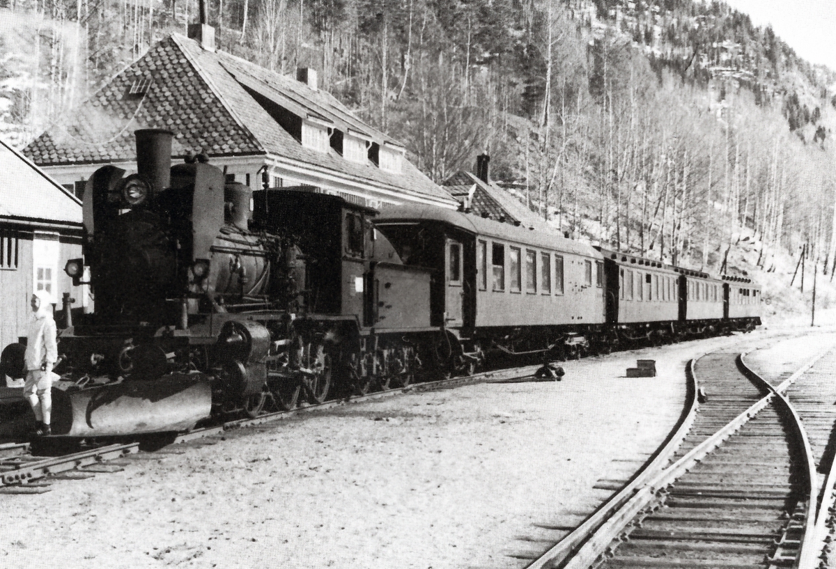 Påsketog med damplok 21e nr. 207 på Rødberg stasjon. Dette er siste persontog som ble fremført med damplokomotiv på Numedalsbanen.