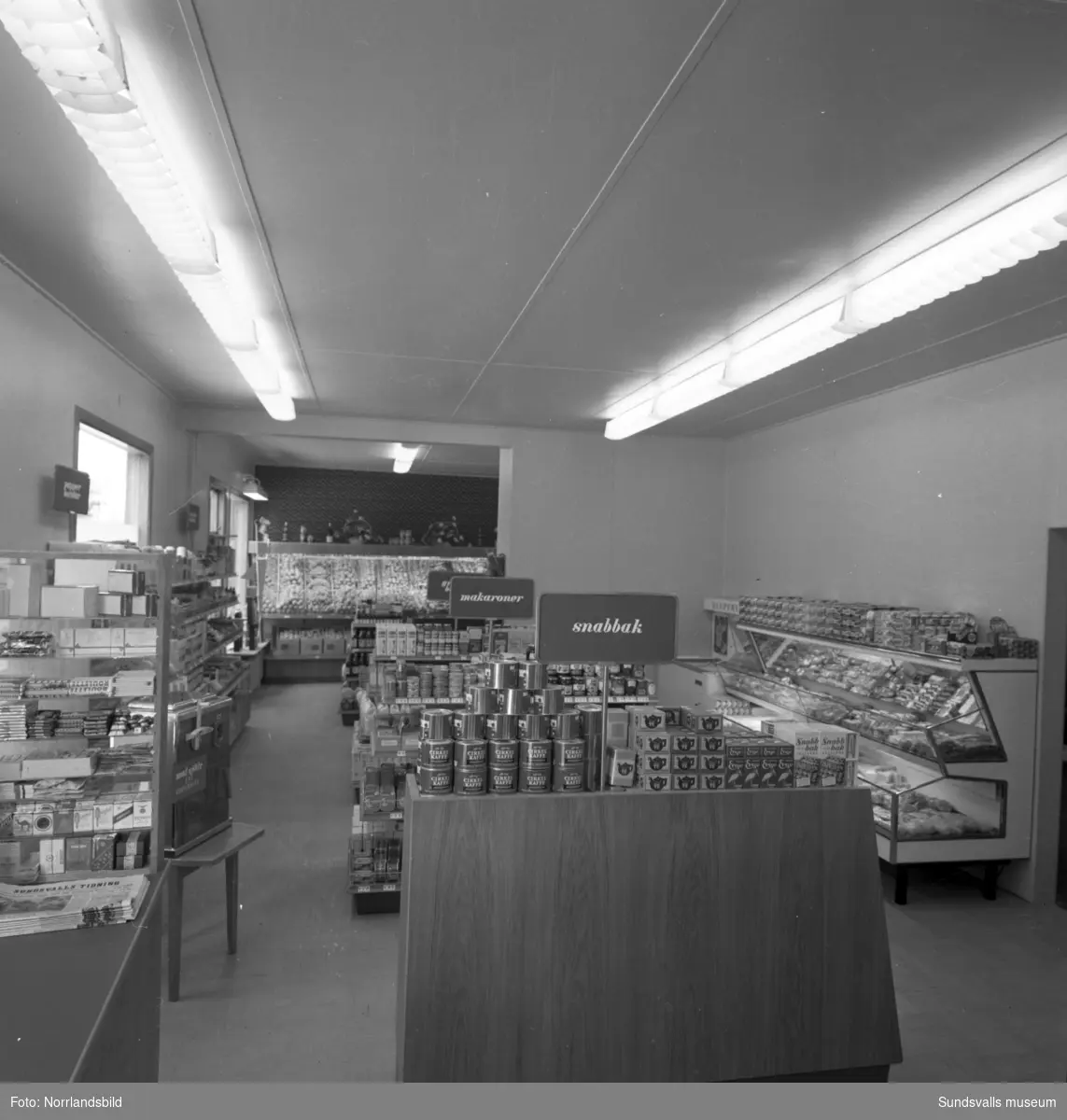 I juni 1955 var det nypremiär för Konsum på Södermalmsgatan 24 och lilla Pia som var där med sin mamma fick en sparbössa i form av en liten Cirkelkaffeburk. Affären som var stadens allra första konsumbutik startades 1916 med handlare Carl Fredrik Jonsson som föreståndare.  Festligheterna 1955 föranleddes av att butiken moderniserats och byggts om till självbetjäningsbutik, fått nya kylrum och kyldiskar, samt utrustats med nymodigheter som diskar för djupfrysta varor. Byggnaden är numera riven och ersatt av bostäder.
