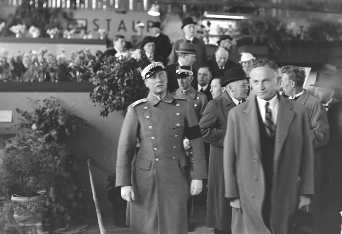 Jubileumsutstillingen i Levanger 1936 - kronprins Olav med følge