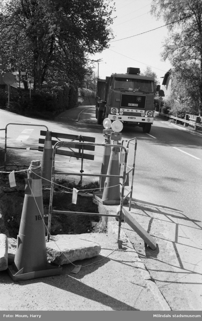 Hål i vägen vid korsningen Gamla Riksvägen-Norra Kyrkvägen i Kållered, år 1985.

För mer information om bilden se under tilläggsinformation.