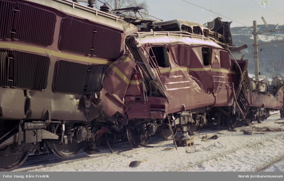 Opprydding etter togulykken på Tretten - lokomotivene El 14 2197 fra tog 404 til venstre og El 14 2183 fra tog 351 til høyre