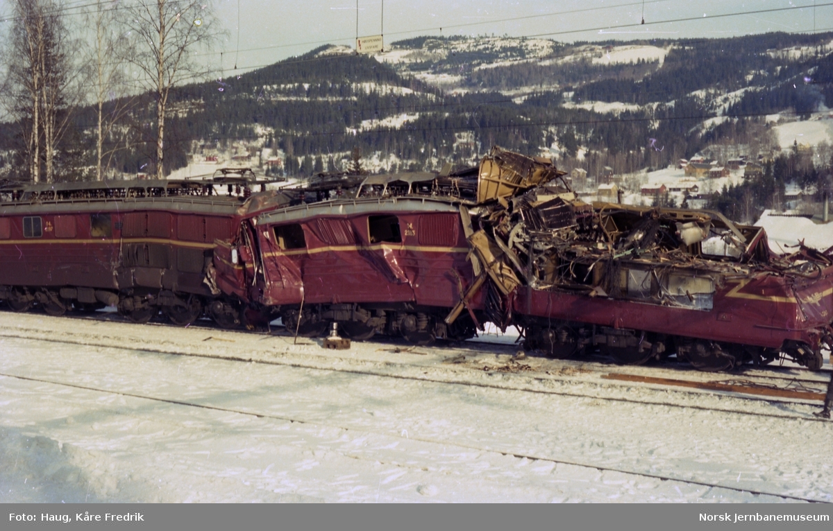 Opprydding etter togulykken på Tretten - lokomotivene
