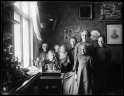 Vi har opplysninger at dette bildet er fotografert i stuen i