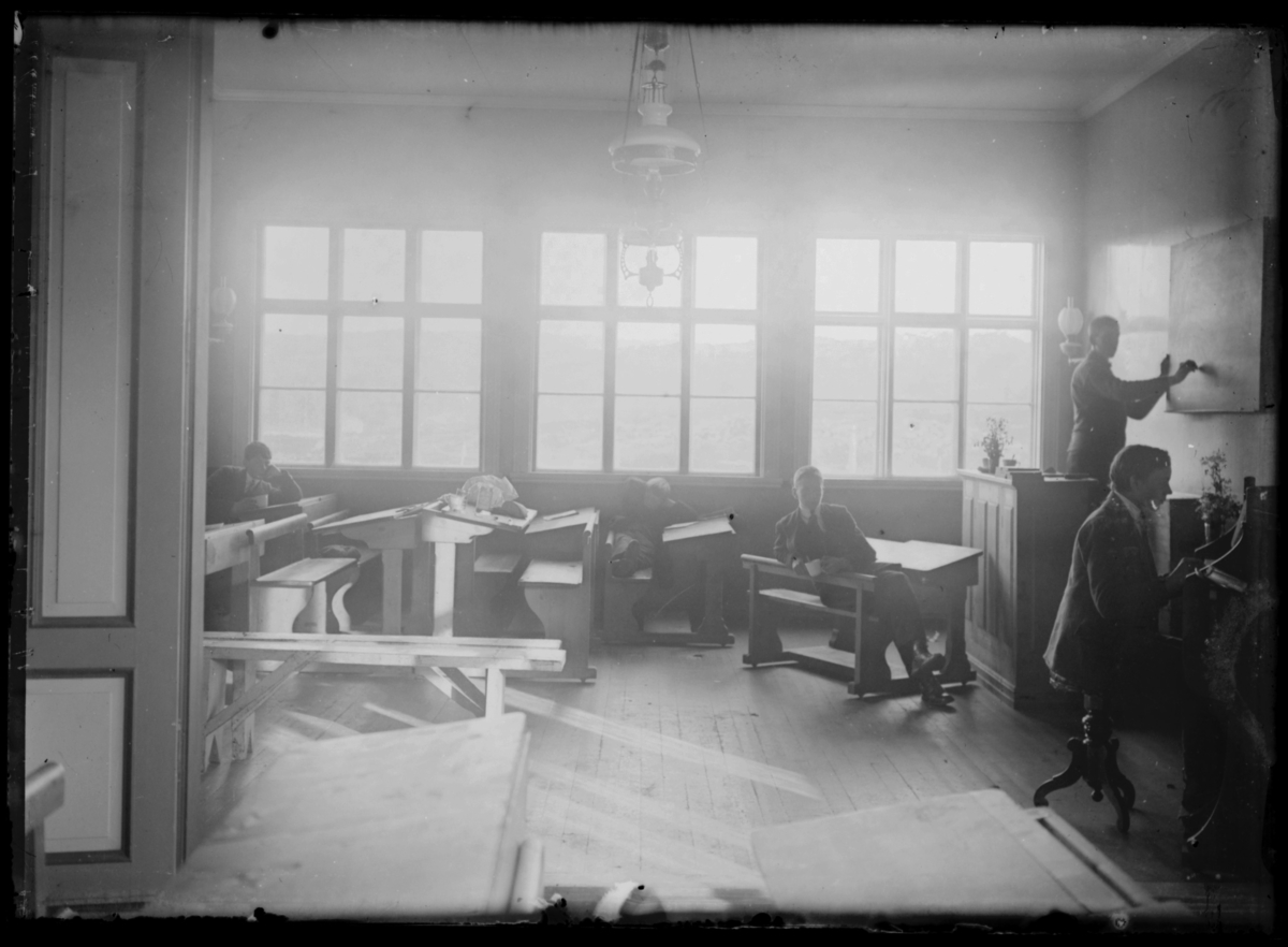 Klasserom på skolen i Båtsfjord. Bildet er tatt inne i Båtsfjord skolekapell som ble påbegynt i 1915. I dag er dette klubbhuset til Båtsfjord Sportsklubb (BSK) Fotball.