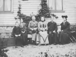 Dette er et familieportrett av familien Brodtkorb. Mannen so