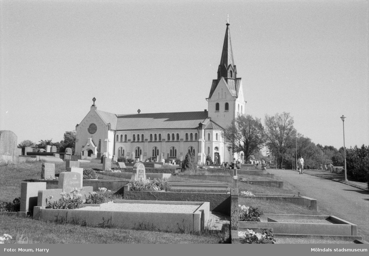 Kyrkogårdsvandring vid Lindome kyrka, år 1985.

För mer information om bilden se under tilläggsinformation.