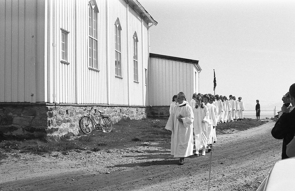 Andenes Kirke, konfirmasjonen 1971. Sogneprest Leiv Møen.
