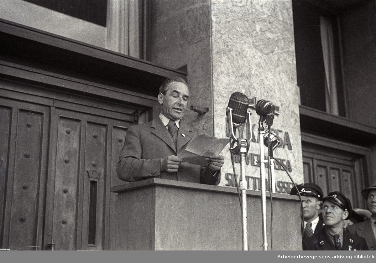 1. mai 1946, Arne Paasche Aasen taler på Rådhusplassen.