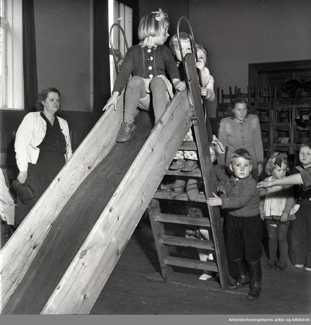 1. mai i Oslo 1948.Barneparkering i det gamle Arbeideramfundet..Oslo Arbeidersamfunn.Barn i lek..