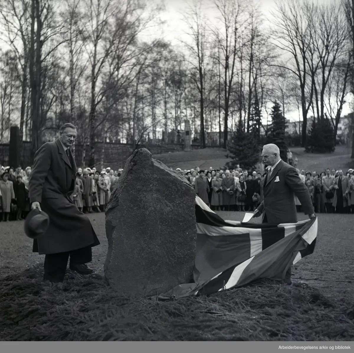 1. mai 1952, Jens Berg (til v.) og Halvdan Koht (til h.) avduker gravstein på graven til Marcus Thrane på Vår Frelsers gravlund.