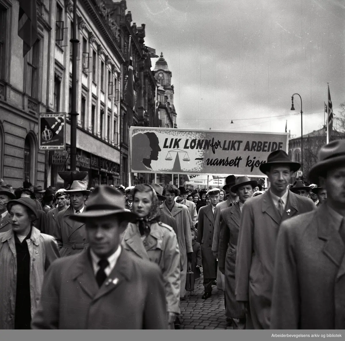 1. mai 1952 i Oslo.Demonstrasjonstoget.Parole: Lik lønn for likt arbeide uansett kjønn!...