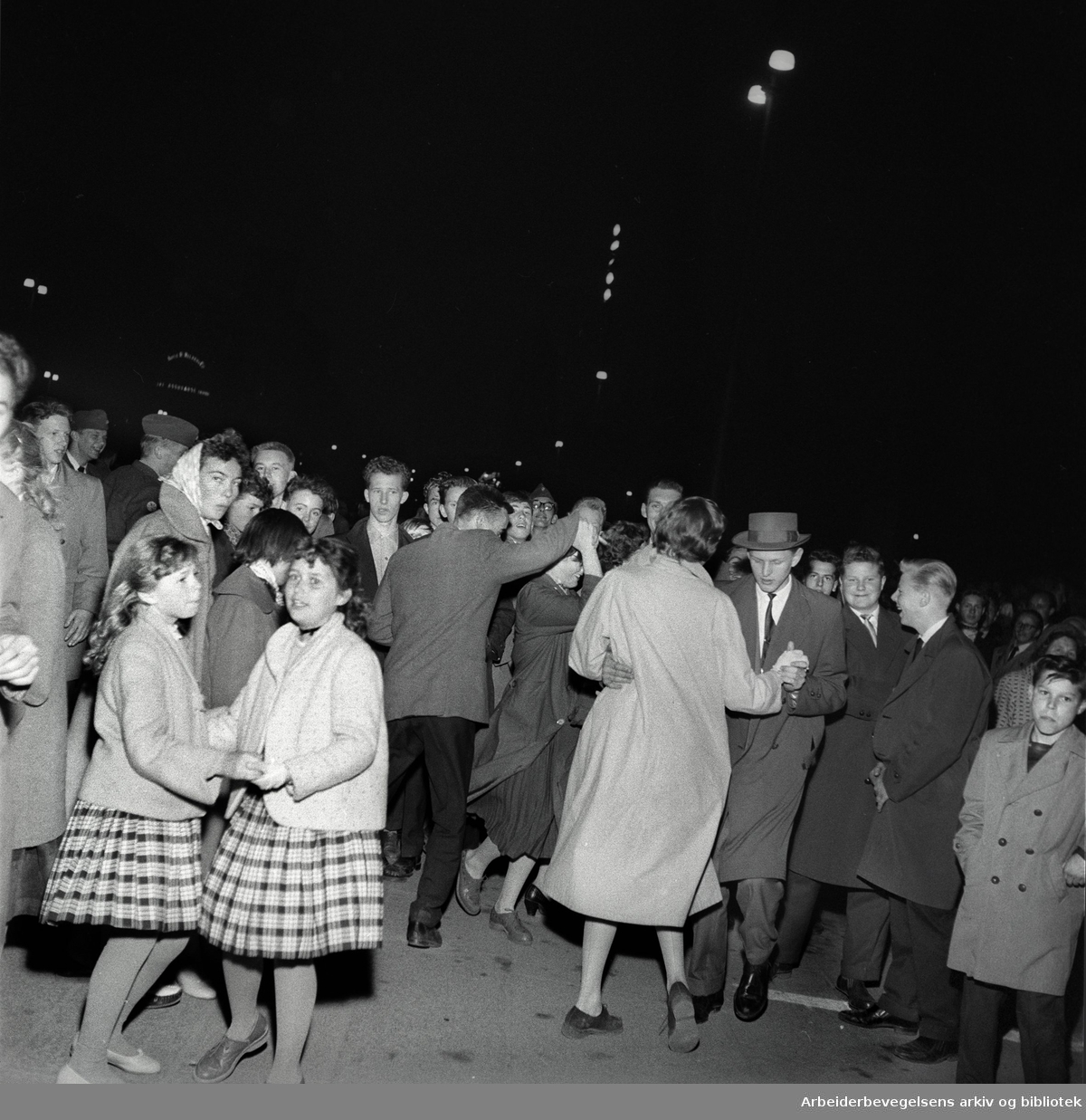 1. mai 1958..Dans på Rådhusplassen.