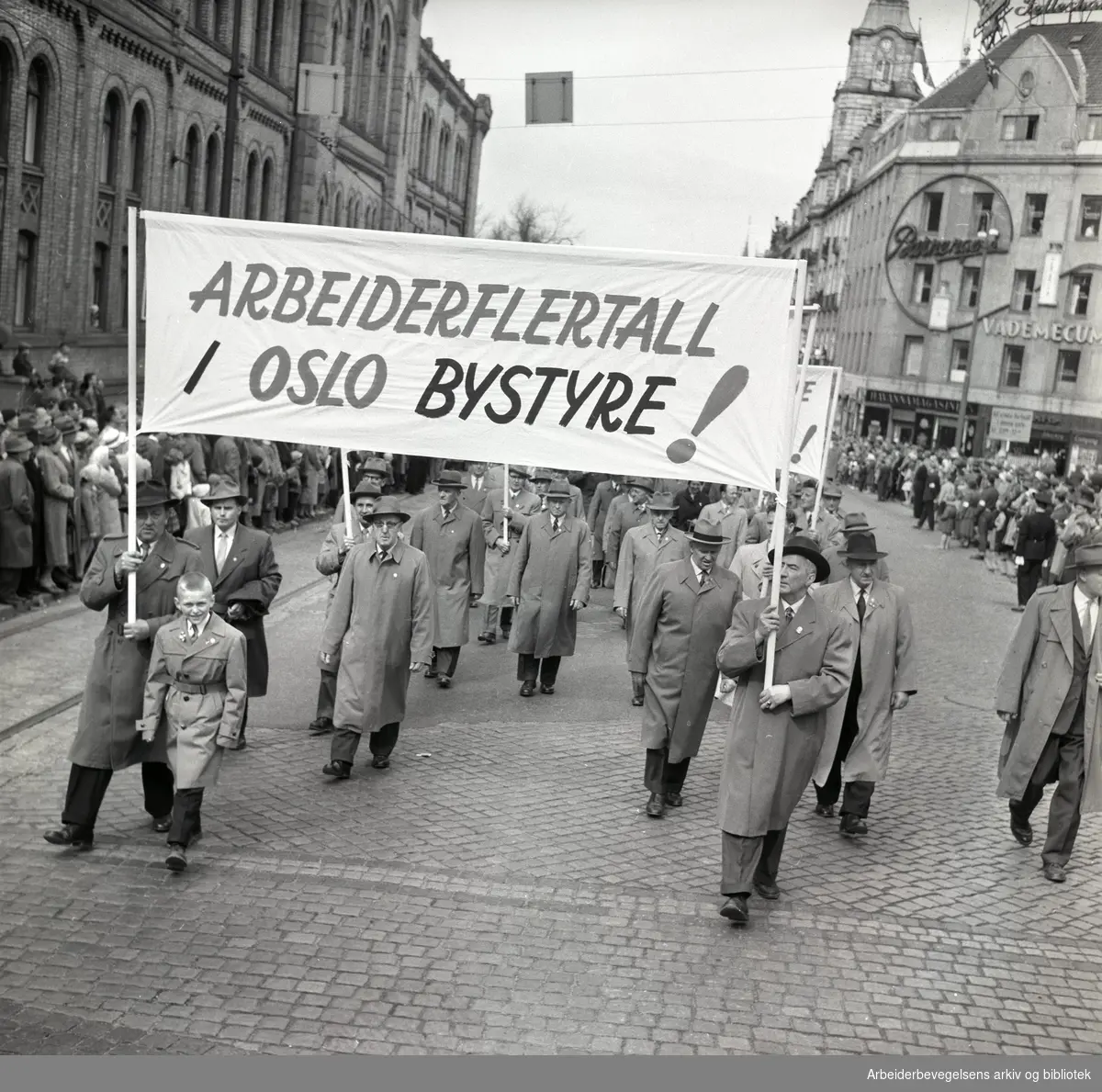1. mai 1959 i Oslo.Karl Johans gate..Demonstrasjonstoget..Parole: Arbeiderflertall i Oslo bystyre!....