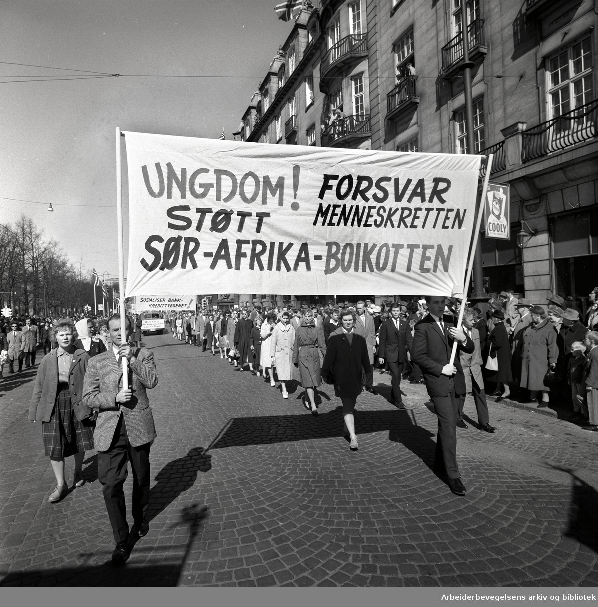 1. mai 1960 i Oslo.Karl Johans gate..Demonstrasjonstoget..Parole: Ungdom! Forsvar menneskeretten.Støtt Sør-Afrika-boikotten.