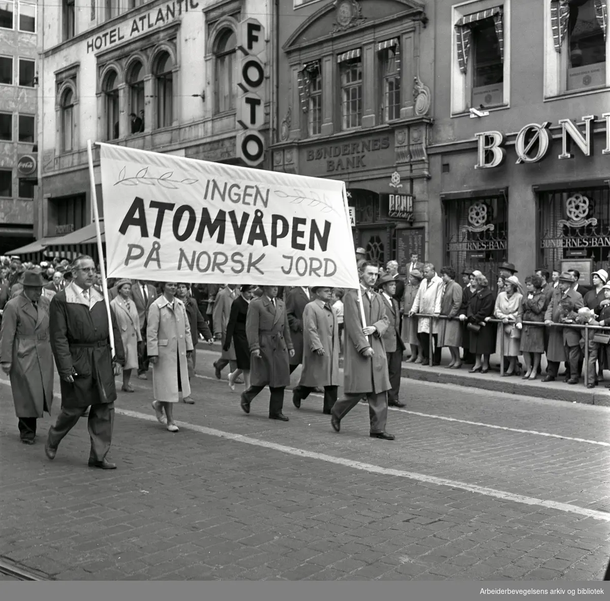 1. mai 1961 i Oslo.Demonstrasjonstoget på Karl Johans gate..Parole: Ingen atomvåpen på norsk jord