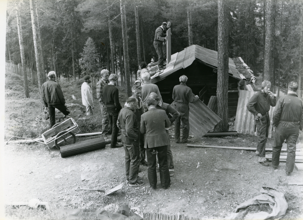 Museumsansatte på kurs i vedlikehold og behandling av gamle trehus på Valdres Folkemuseum, september 1978