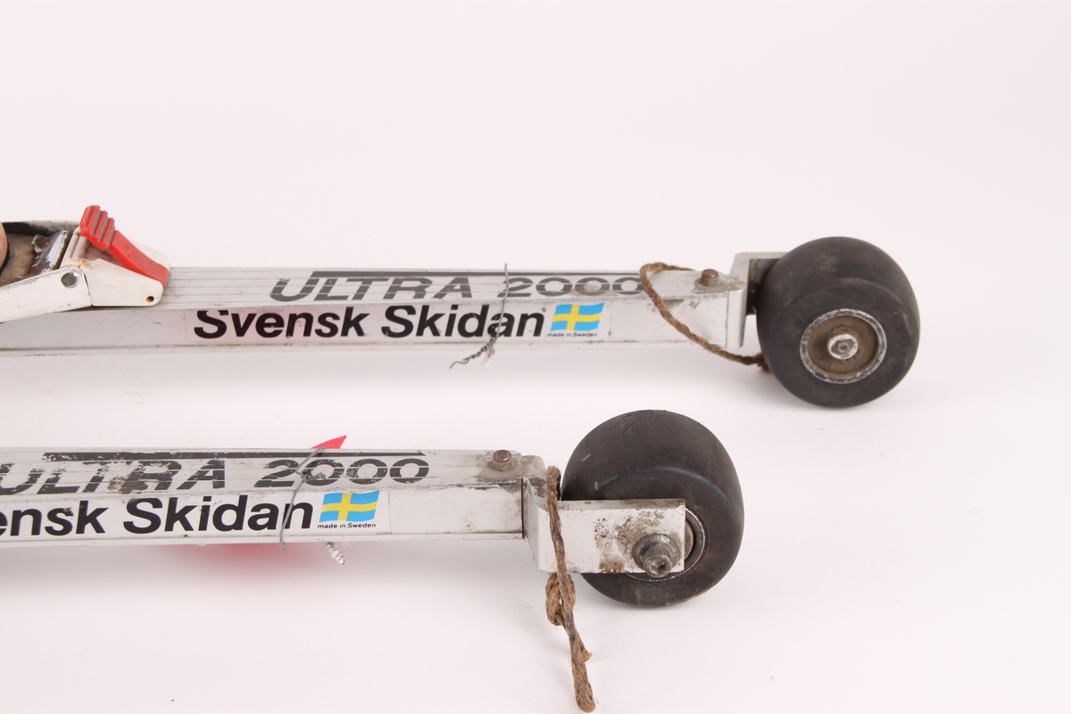 Et par rulleski laget i Sverige med SWIX-binding og tilhørende sko.