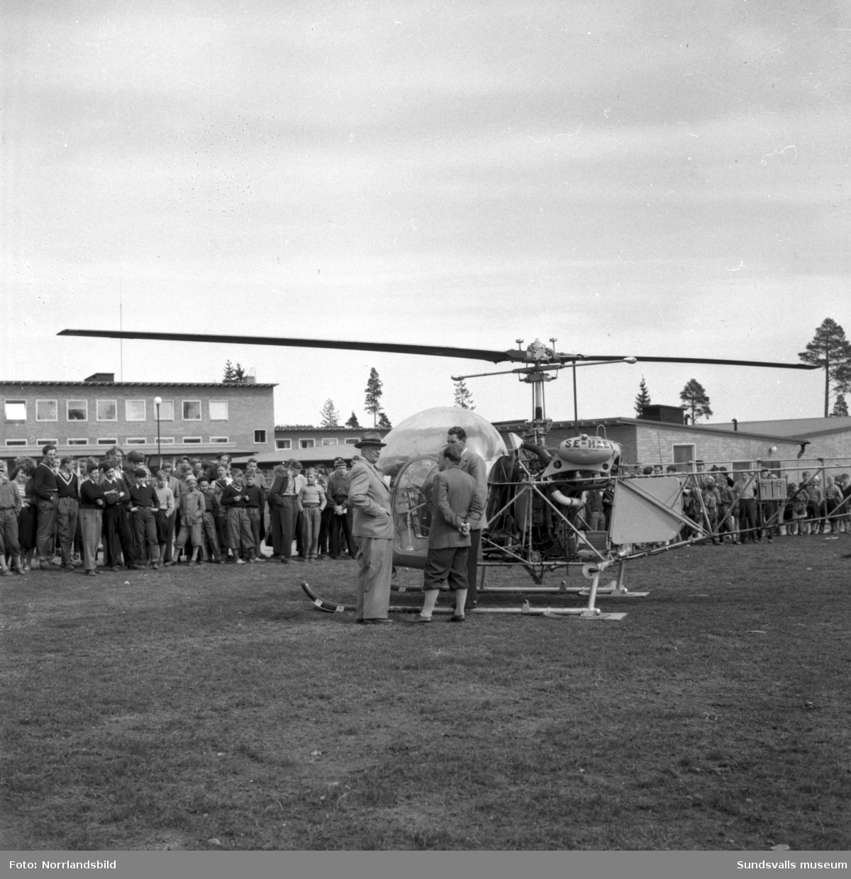 Helikopterflygning över Hagaskolan med överläraren i Skön, Magnus Hovlin.
