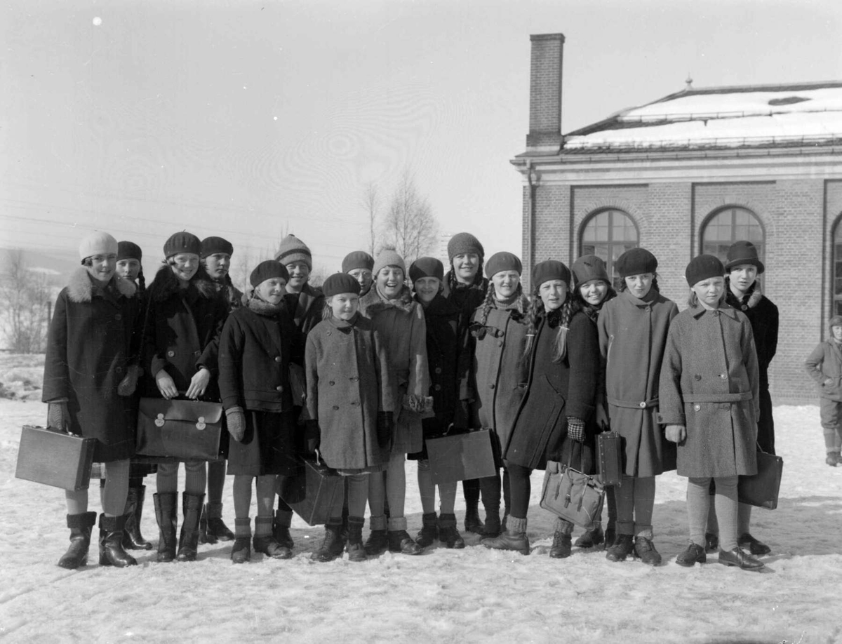 Skoleelever ved Lillehammer folkesskole 1925 - 1930. Gruppe av skolebarn.
