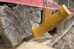 Tilpassing av ny svillstokk i den nordre langveggen på Breis