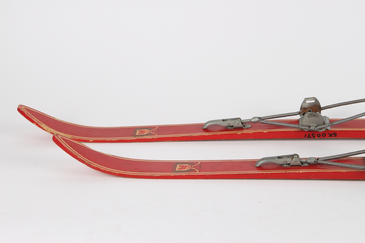 Røde treski fra Østerrike med Tyrolmerke for barn. Skiene er utstyrt med Ess-binding (lik Kandahar).