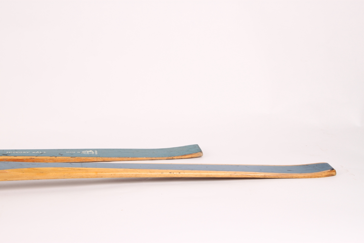 To ulike ski. Begge ski er langrennski for barn. Venstre ski på bildet er blå-skia. Denne skien har aldri hatt binding.
Høyre ski har registreringsnummer SK. 02558.