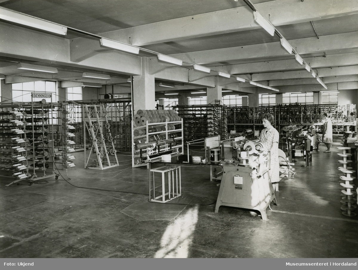 Arbeid i produksjonslokala ved Trengereid Fabrikker, truleg ca. 1960-talet.